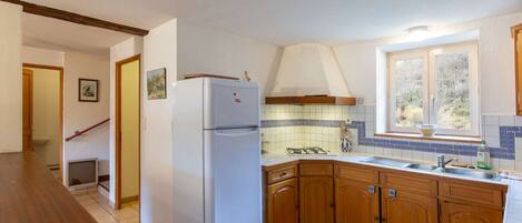 Microondas, placa de cocina, lavavajillas