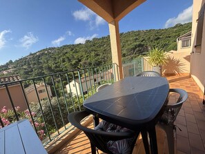 Outdoor dining - 2-Bedroom Apartment with Loft and Parking in Cavalaire (Cavalaire-sur-Mer)