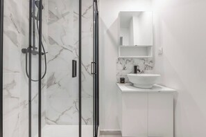 Shower, hair dryer, shampoo - Montmartre : Studio Mid-Term at 5min-Sacré-Coeur (Paris)