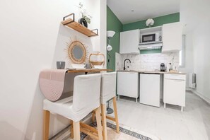 Réfrigérateur, micro-ondes, cafetière/bouilloire, bouilloire électrique