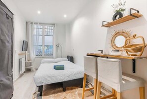 Iron/ironing board, WiFi, bed sheets - Montmartre : Studio Mid-Term at 5min-Sacré-Coeur (Paris)