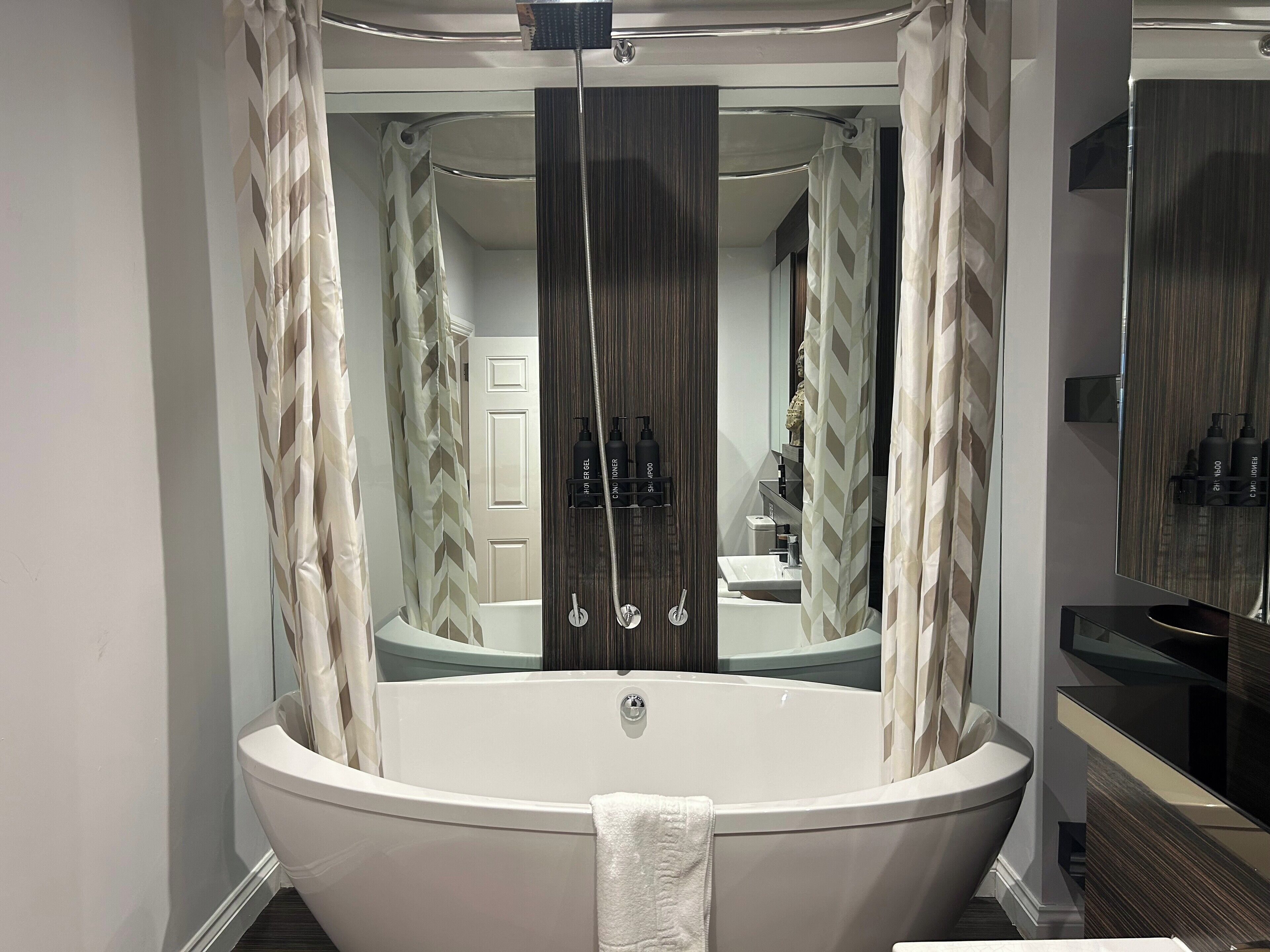 Combined shower/bathtub, deep-soaking bathtub, free toiletries