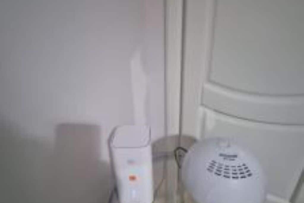 Douche, sèche-cheveux, serviettes fournies, papier toilette