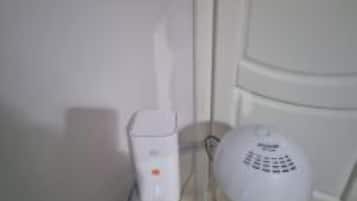 Douche, sĂšche-cheveux, serviettes fournies, papier toilette