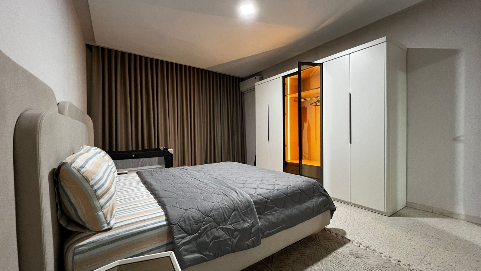 Iron/ironing board, WiFi, bed sheets