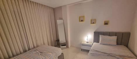 Tabla de planchar con plancha, wifi y ropa de cama