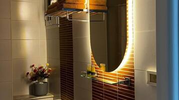 Dusche, Haartrockner, HandtĂŒcher, Toilettenpapier