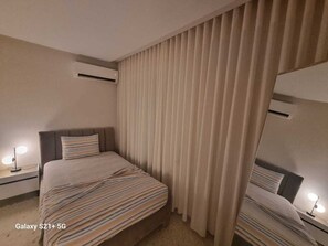 Tabla de planchar con plancha, wifi y ropa de cama