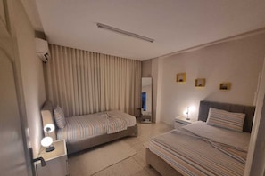 Tabla de planchar con plancha, wifi y ropa de cama