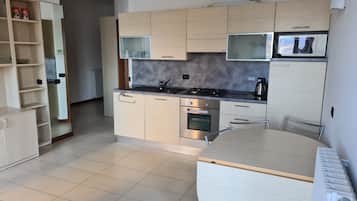 KĂŒhlschrank, Mikrowelle, Ofen, Herdplatte