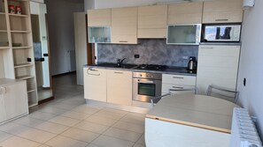 Frigorifero, microonde, forno, piano cottura