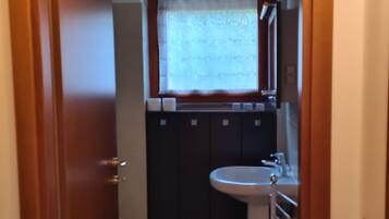 Dusche, Haartrockner, Bidet, HandtĂŒcher