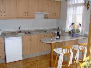 Fridge, microwave, cookware/dishes/utensils - Apartment Balkon Meerblick by Interhome (Icod de los Vinos)
