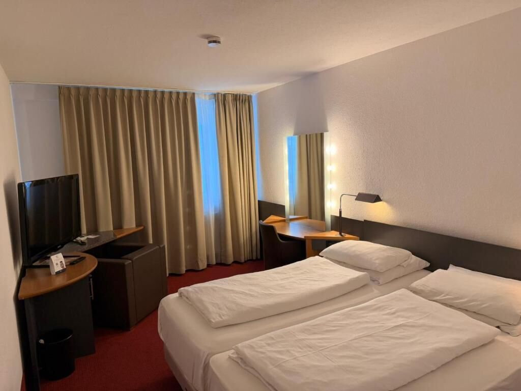 Escritorio, tabla de planchar con plancha y wifi gratis 