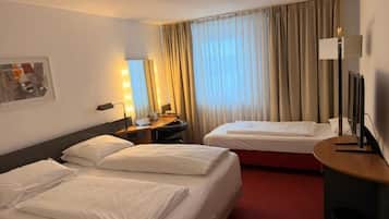 Dreibettzimmer | Schreibtisch, BĂŒgeleisen/BĂŒgelbrett, kostenloses WLAN