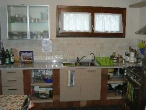 Refrigerador, microondas, horno y utensilios de cocina 