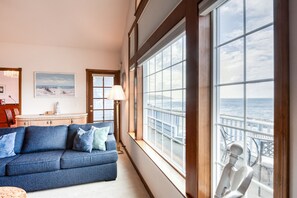 Smart TV, fireplace - Oceanfront Depoe Bay Paradise - Watch Whales! (Depoe Bay)