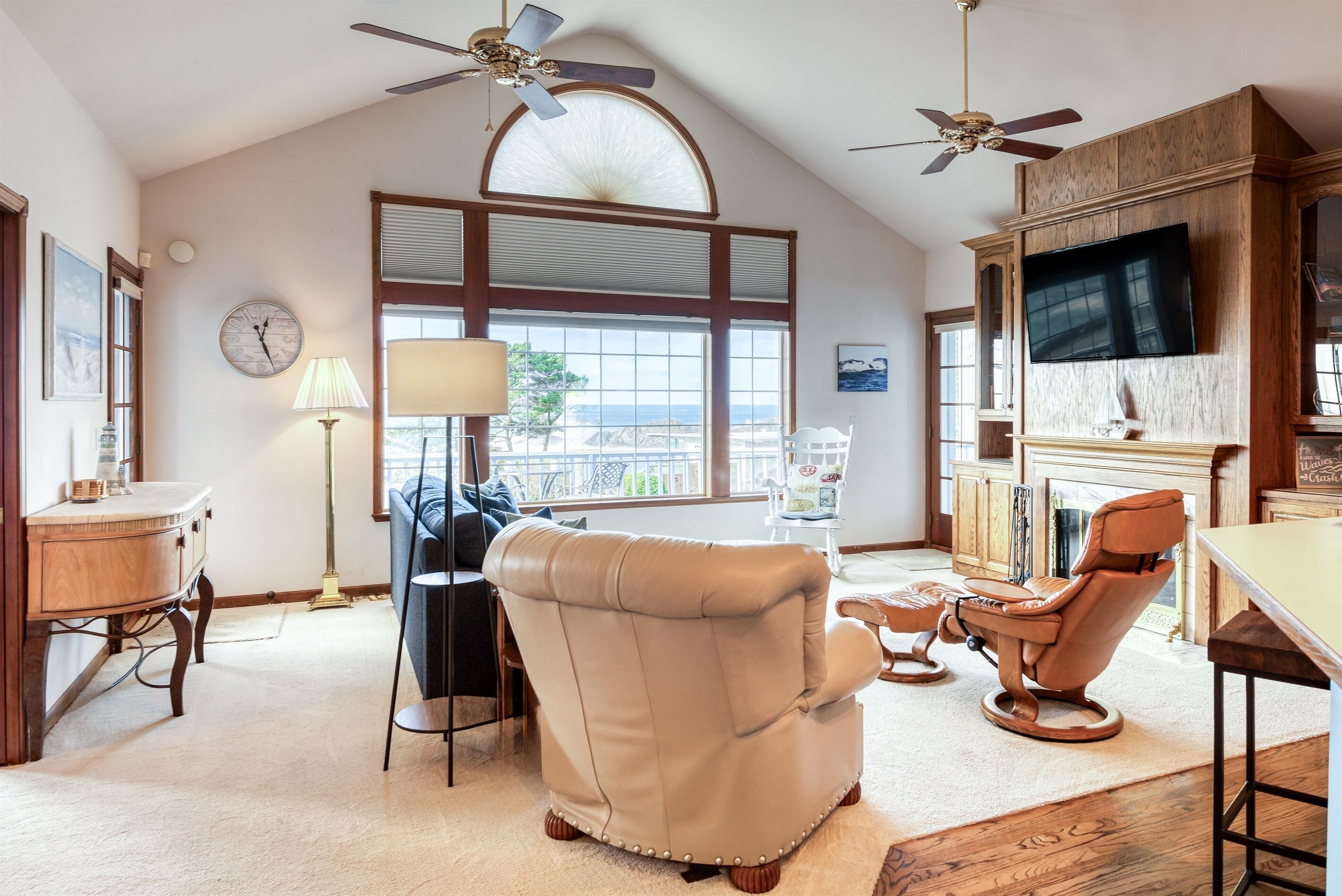 Smart TV, fireplace