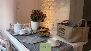A table set with tea service, a basket, and a flower arrangement. - DOMUS 21 - DIEMME STAY (Alberobello)