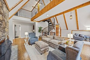 TV - The Lodge A-Frame Getaway (Nicholasville)