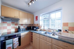 Fridge, microwave, oven, stovetop - Edgbaston Home With Free Parking Close to Birmingham City Centre, BCU, QE (Birmingham)