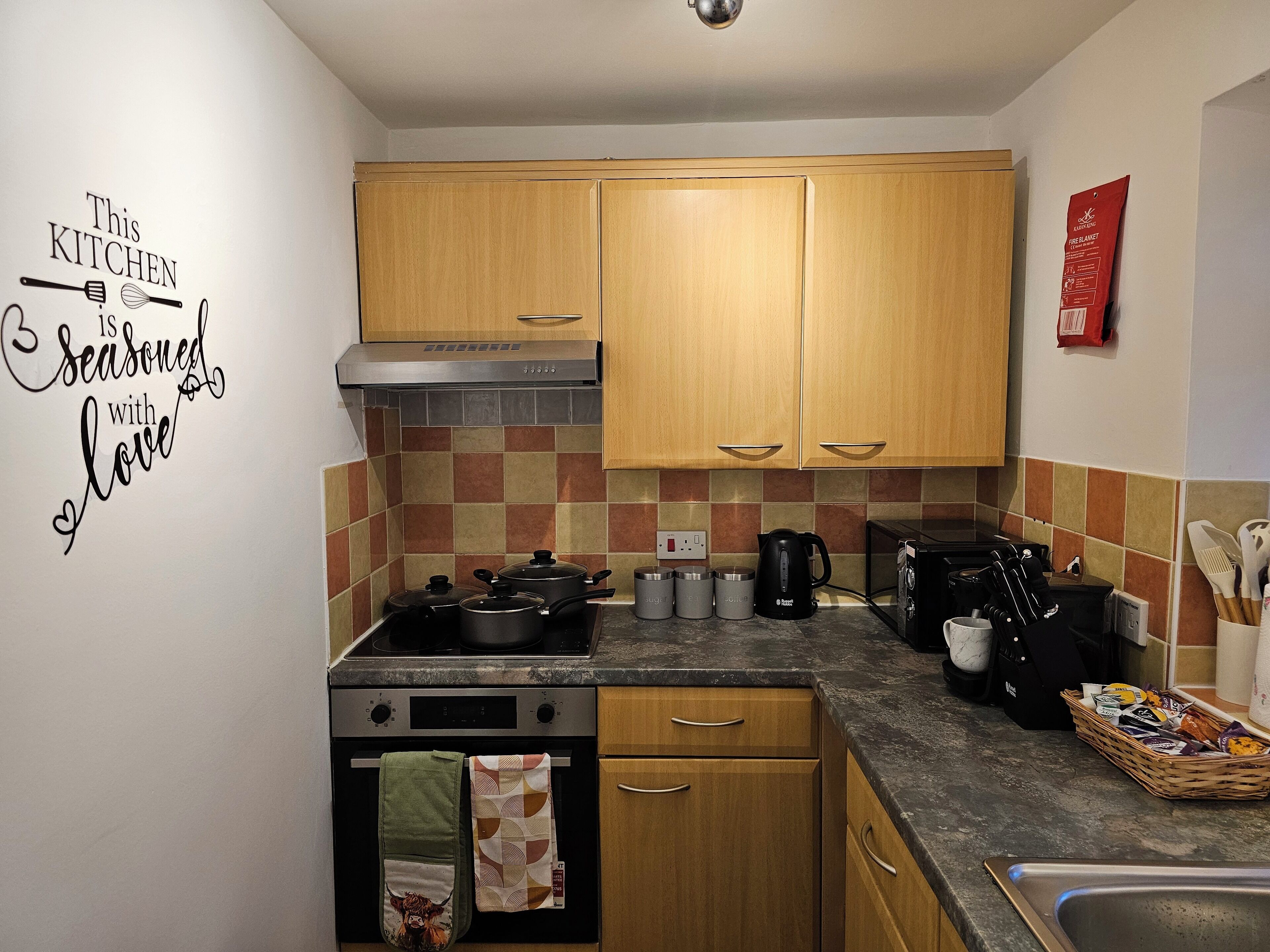 雪櫃、微波爐、焗爐、爐具