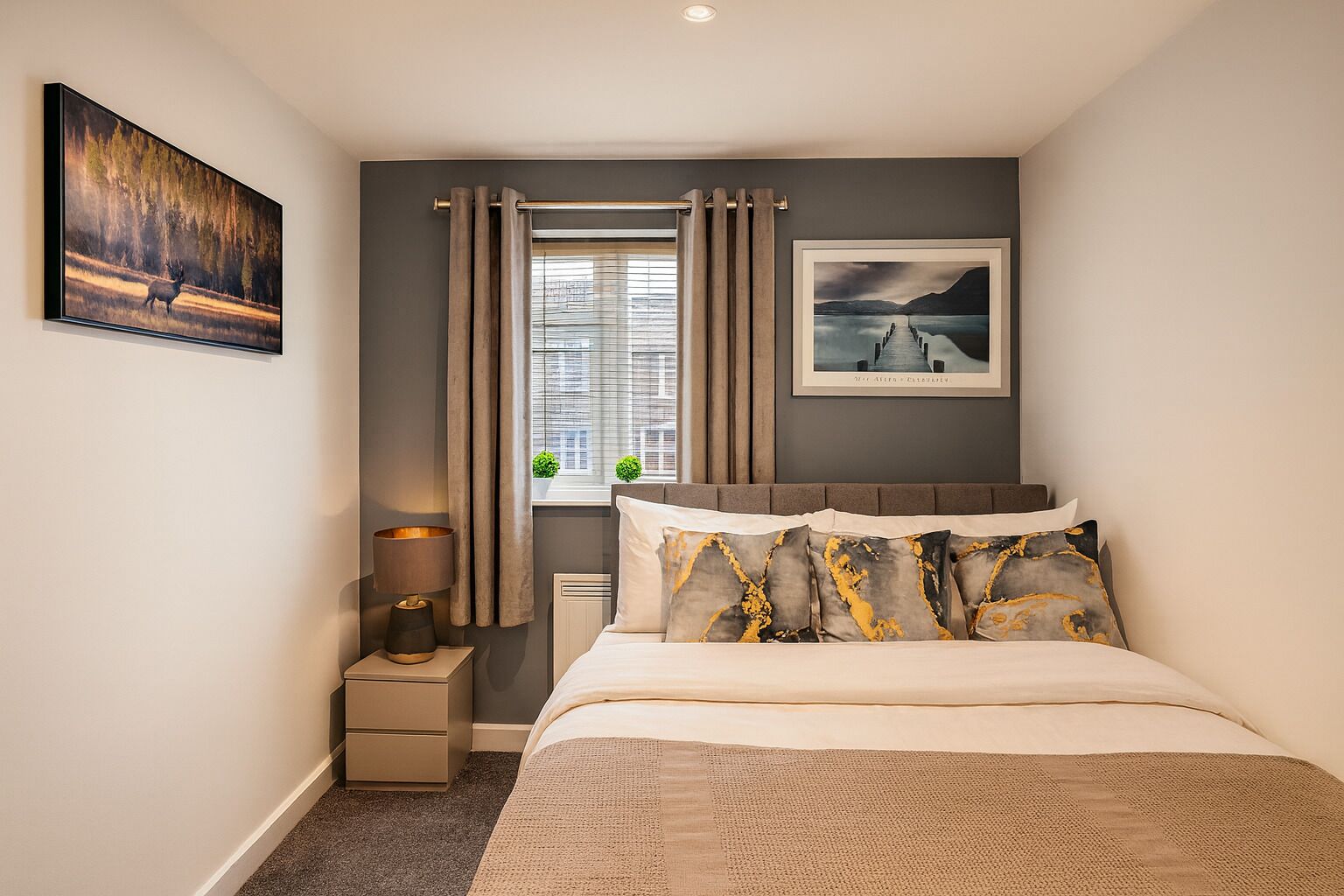 2 soverom, skrivebord, strykejern/-brett og wi-fi (inkludert)