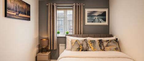 2 soverom, skrivebord, strykejern/-brett og wi-fi (inkludert)