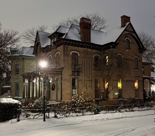 Charming Private 1BR in a Meticulously Restored 1860 Victorian