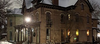 Charming Private 1BR in a Meticulously Restored 1860 Victorian