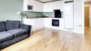 Appartement, 1 chambre, accessible aux personnes à mobilité réduite, patio | Salle de séjour