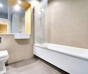 Apartment, 1 Bedroom, Accessible, Patio | Bathroom - Luxury Apartment Vibrant London Retreat for Creatives (London)