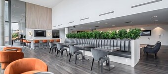 멋진 전망이 있는 고층 1베드룸 빌딩  