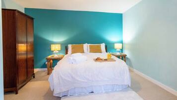 House | 4 bedrooms, desk, Internet