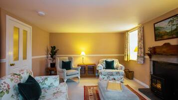 House | 4 bedrooms, desk, Internet