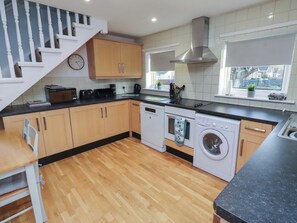Dishwasher, cookware/dishes/utensils - Beadlin Cottage (Chathill)