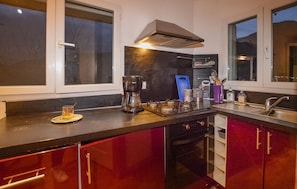 Réfrigérateur, four, plaque de cuisson