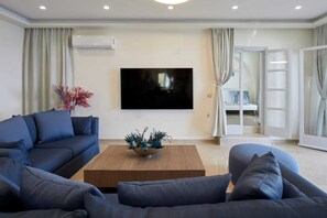 Smart TV - Soultouch Beachfront Villa, Luxury Villa (Thira - Santorini)