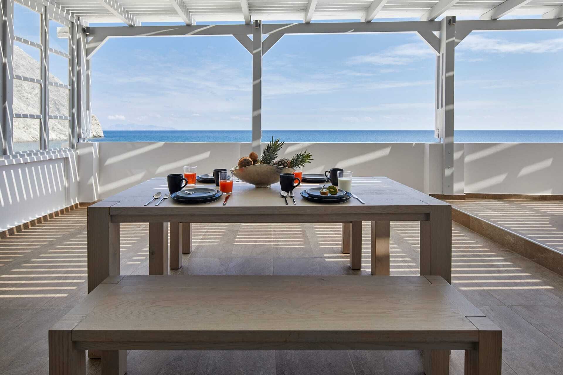 Tavolo da pranzo per due con vista sul mare.