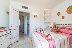 A hotel room with a bed, bedside table, and a wardrobe. - Apposentu (Case Peschiera-Lu Fraili)