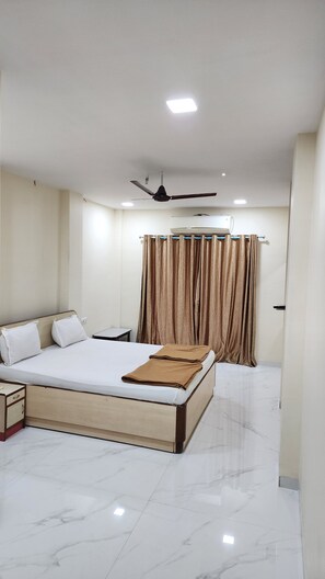Deluxe Double Room, Balcony, City View | Desk, free WiFi - Hotel Umesh (Daman)