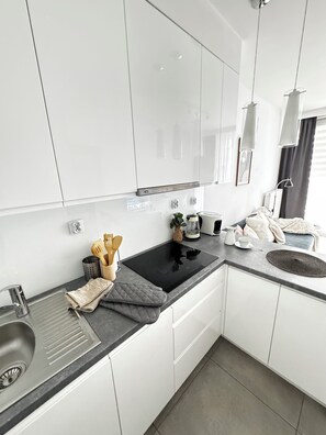 Fridge, oven, dishwasher, coffee/tea maker - InPoint  Apartment|Tauron Arena|Self Check-in (Kraków)
