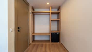 Bureau, espace de travail pour ordinateur portable, Wi-Fi gratuit