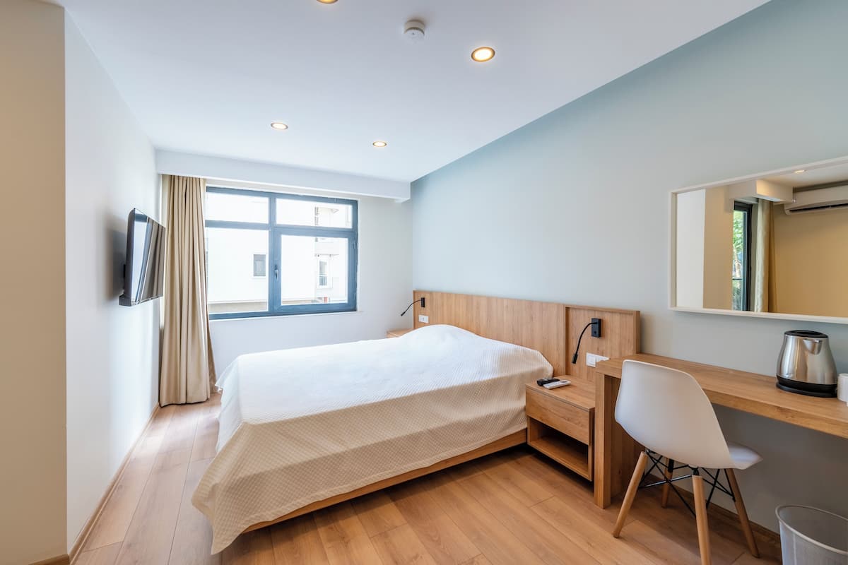 Bureau, espace de travail pour ordinateur portable, Wi-Fi gratuit