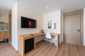 Bureau, espace de travail pour ordinateur portable, Wi-Fi gratuit