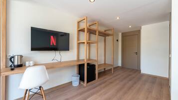 Classic Room | Desk, laptop workspace, free WiFi