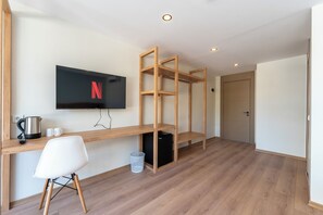 Desk, laptop workspace, free WiFi - Bun'ca Rooms (Antalya)