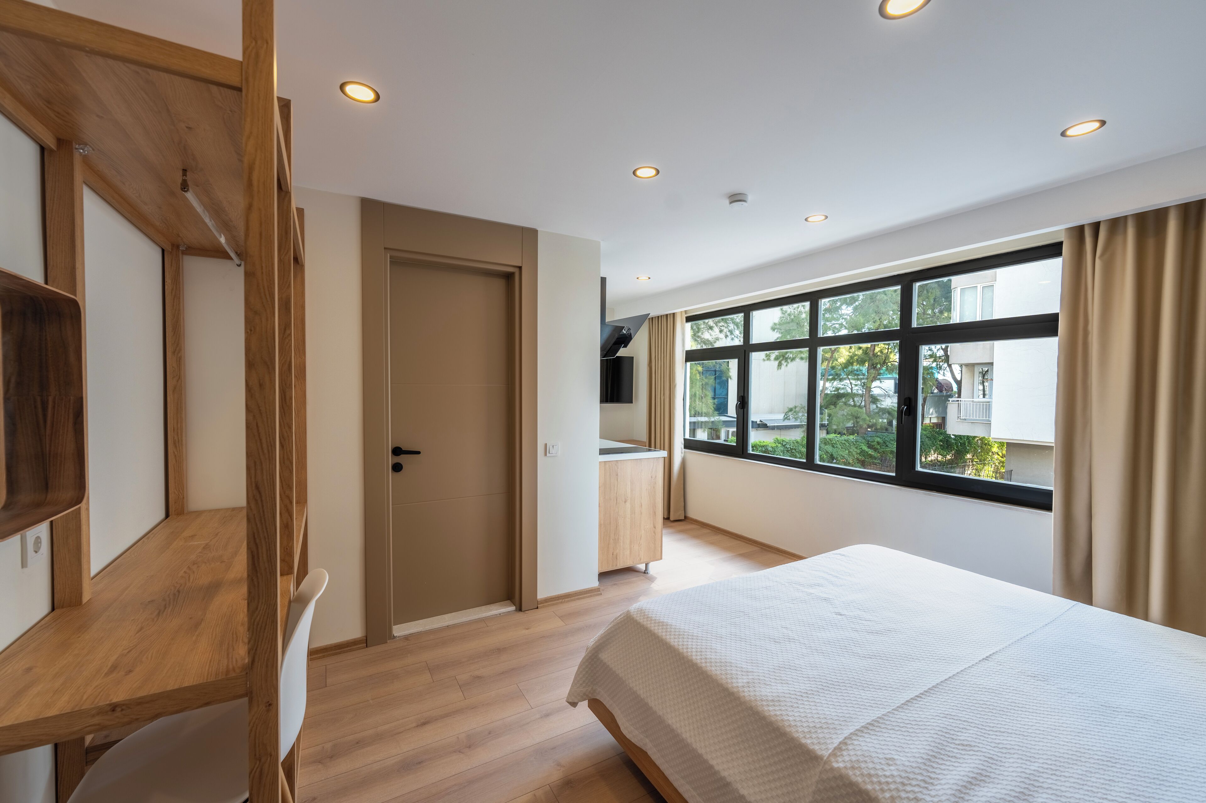 Comfort Room | Desk, laptop workspace, free WiFi