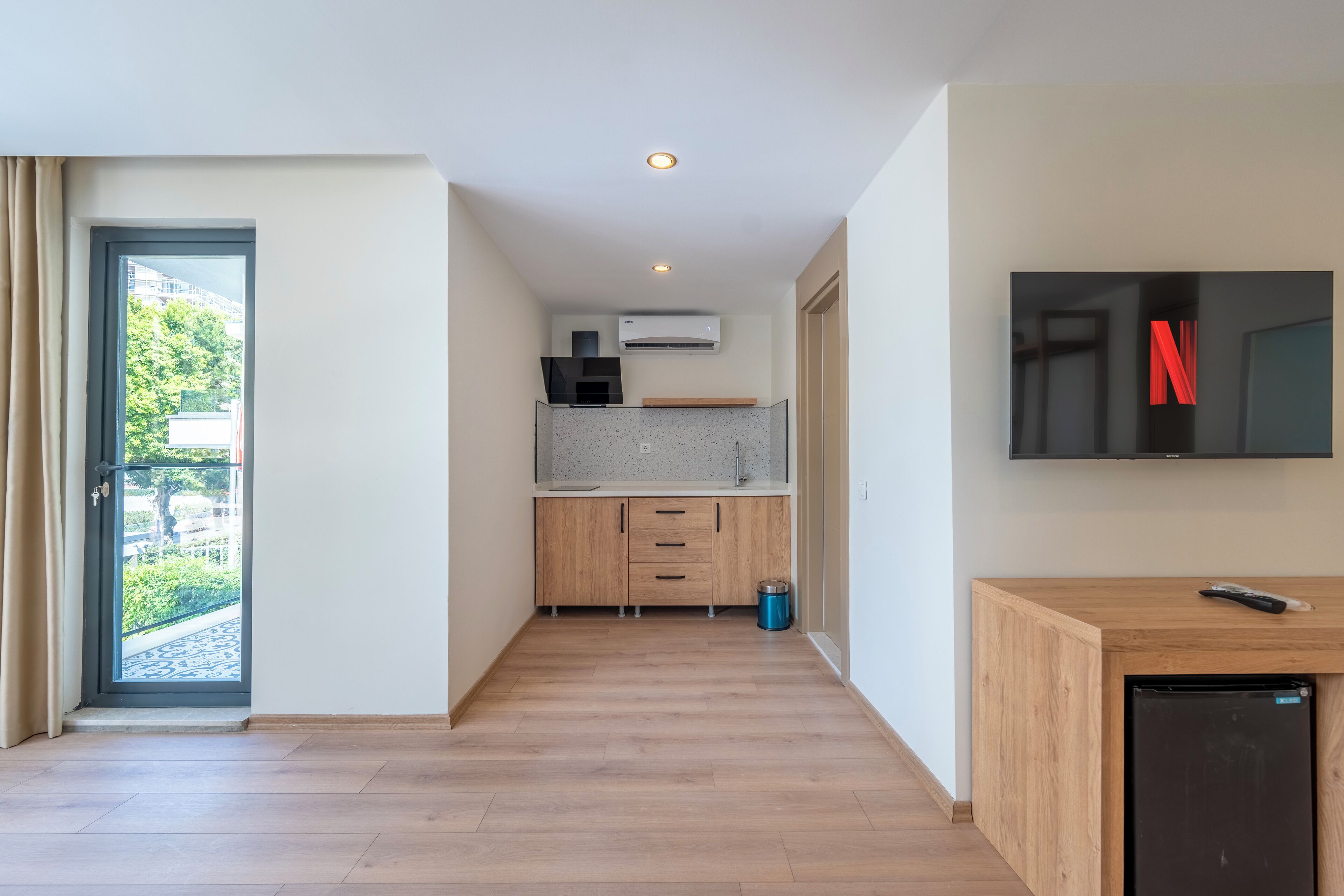 Bureau, espace de travail pour ordinateur portable, Wi-Fi gratuit