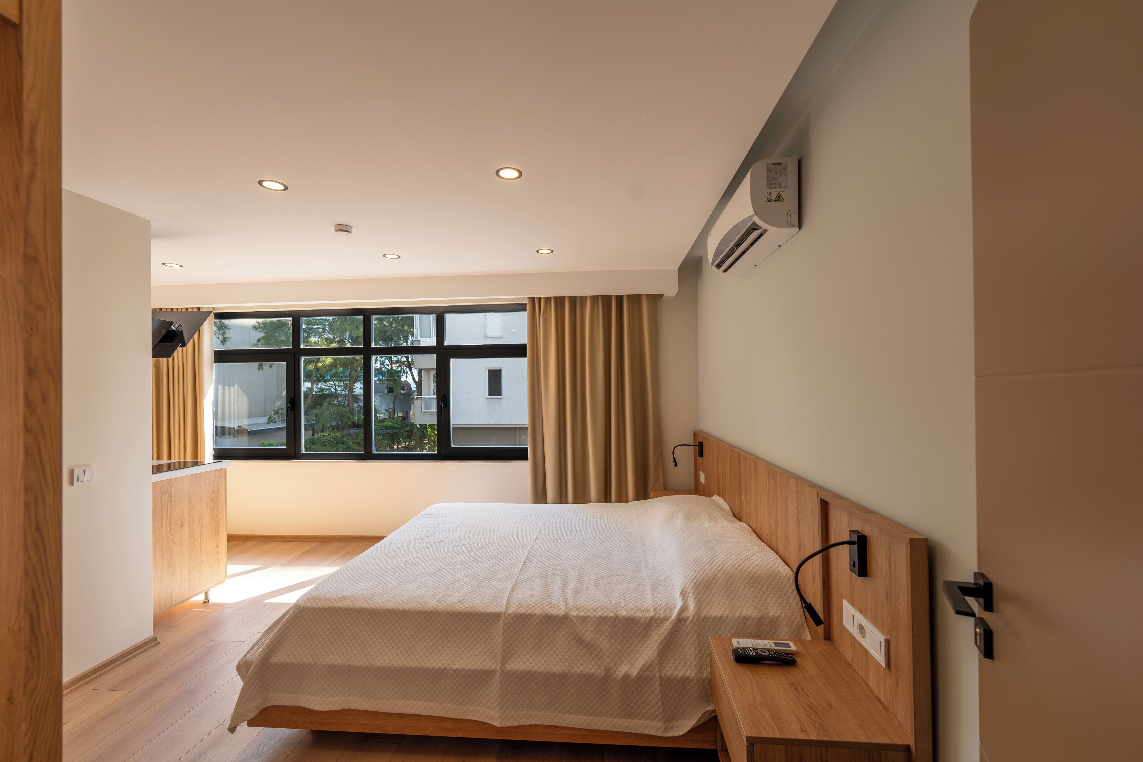 Bureau, espace de travail pour ordinateur portable, Wi-Fi gratuit